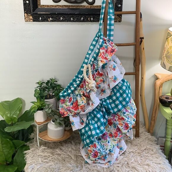 The Pioneer Woman Petal Party
Ruffled Laundry Bag With Rope
Drawstring - Picture 1 of 17